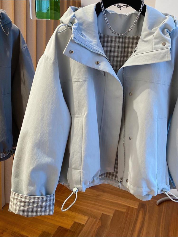 Plus-size ženski kaput s kapuljačom u korejskom stilu, otporan na vjetar, 2026 proljeće-jesen, visokokvalitetan nišni dizajn radne odjeće