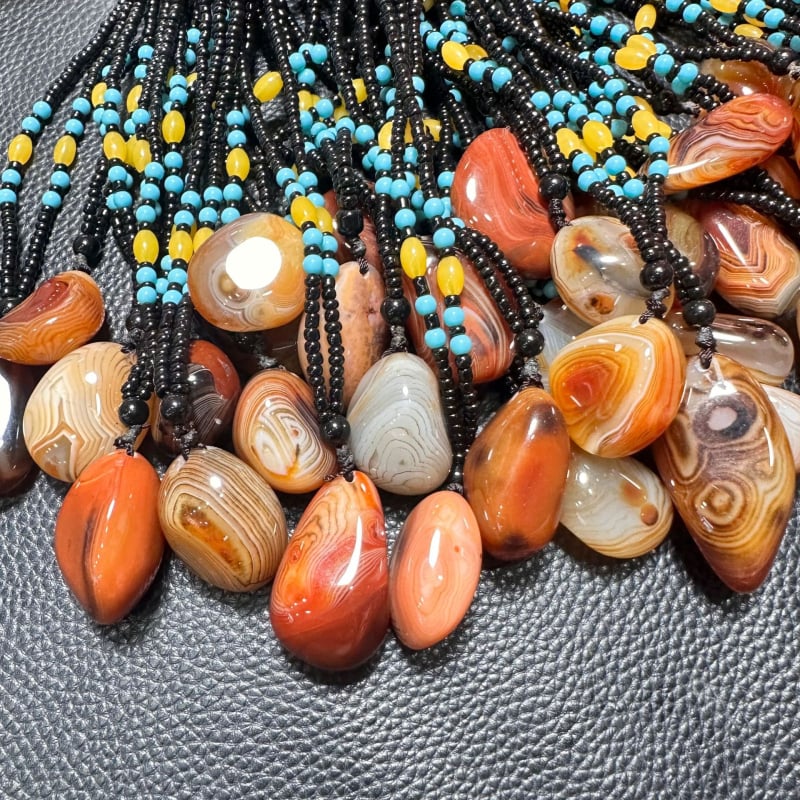 Prirodni sardonyx surovi kamen privjesak s chalcedonom, agatom i jadeom — ogrlica s pletenim lancem, mali privjesak