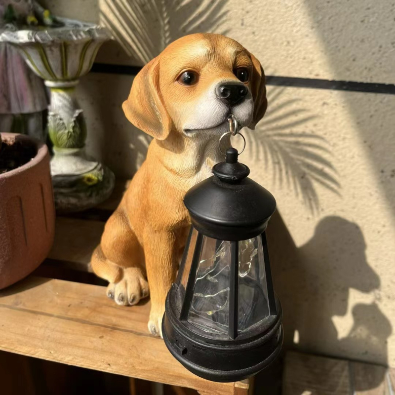 Smolena štene s fenjerom, solarna rasvjeta — dekor za vrt i dvorište.