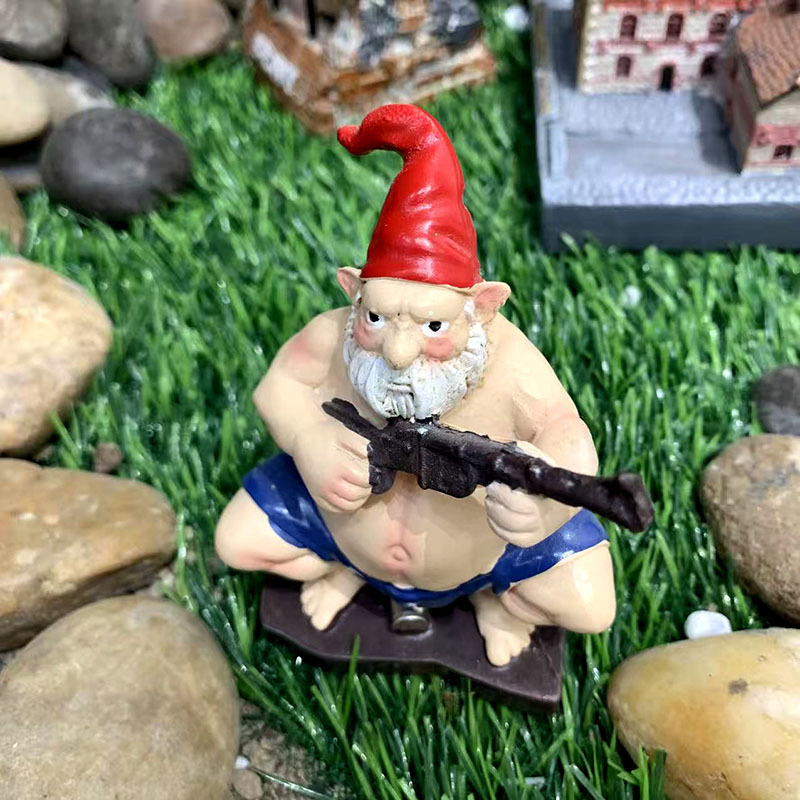 Karikaturalni patuljak s velikim trbušnim i pištolom – vanjska dvorišna dekoracija od smole, mini krajolik