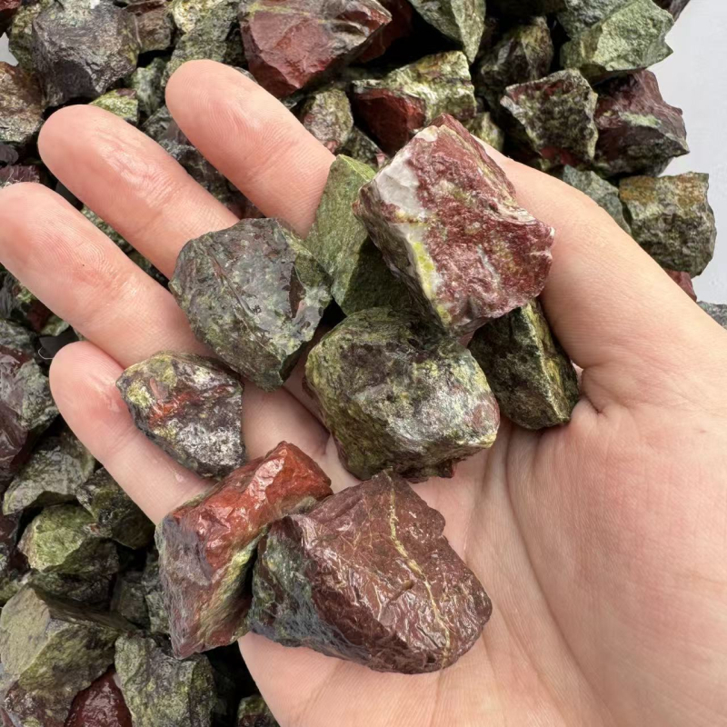 Prirodni Dragon Blood kamen, kristal – neravni kamen za aromaterapiju i ukrašavanje krajolika