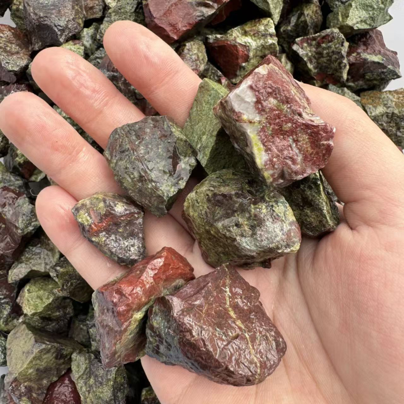 Prirodni Dragon Blood kamen, kristal – neravni kamen za aromaterapiju i ukrašavanje krajolika