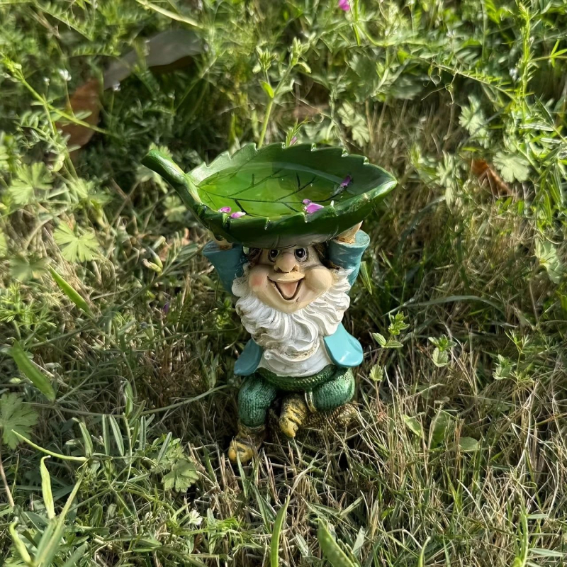 Statueta od smole za vrt: patuljak drži hranilicu za ptice u obliku lista, dekorativni ukras dvorišta