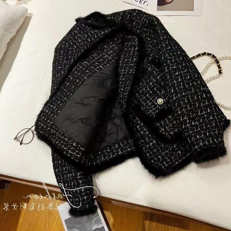 Női téli kabát Chanel-stílusban, vast töméses béléssel és texturált mintázattal, karcsú vonalú megjelenéshez