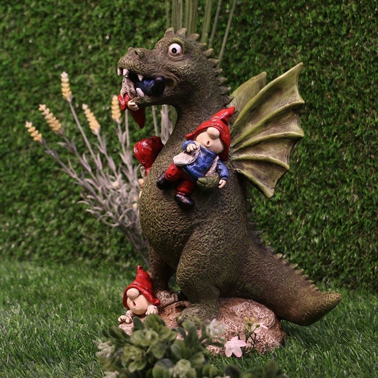 Figurica od smole: krilati dinosaur koji jede gnoma, ukras za vrt, ručno izrađena figura