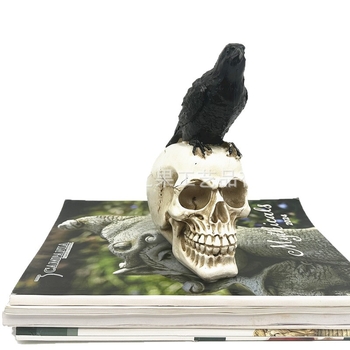 Halloween dekor od smole: gavranova lubanja za dvorište