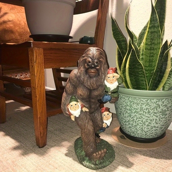 Statueta od smole: Fantastična šumska scena s Bigfootom i razigranim gnomima, s krznenim lišćem, za dvorište