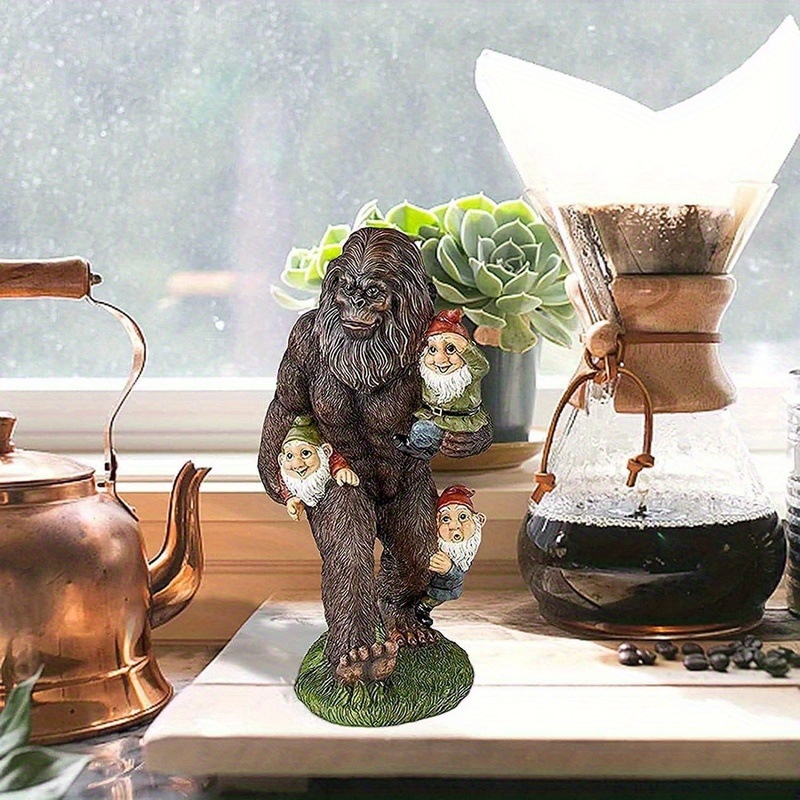 Statueta od smole: Fantastična šumska scena s Bigfootom i razigranim gnomima, s krznenim lišćem, za dvorište