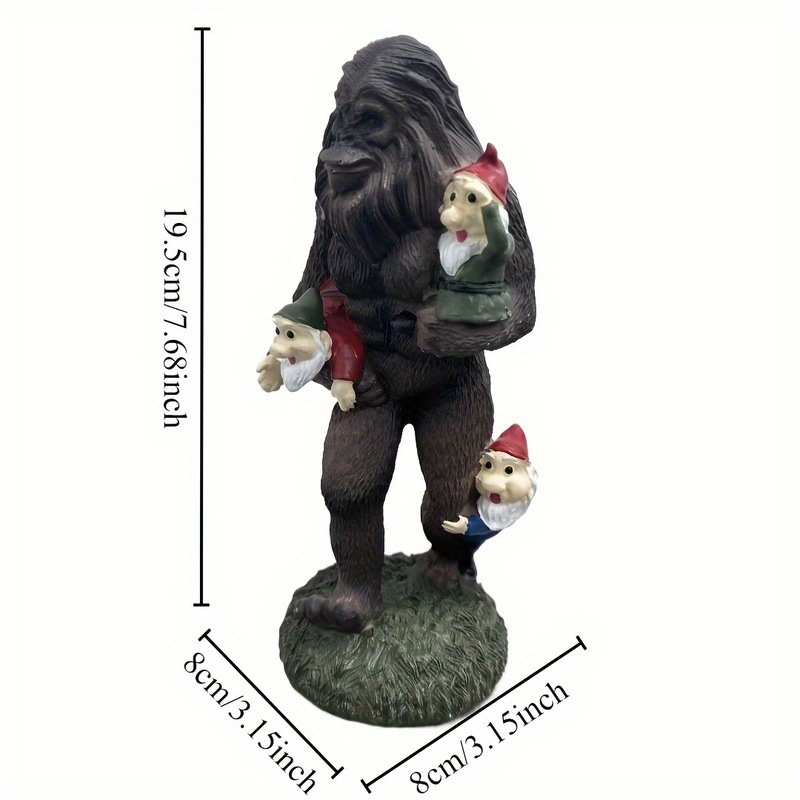 Statueta od smole: Fantastična šumska scena s Bigfootom i razigranim gnomima, s krznenim lišćem, za dvorište