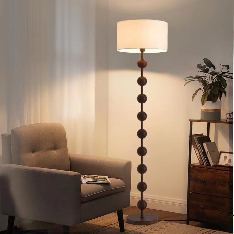Podna lampa u francuskom luksuznom stilu s mid-century wabi-sabi estetikom za dnevni boravak i spavaću sobu