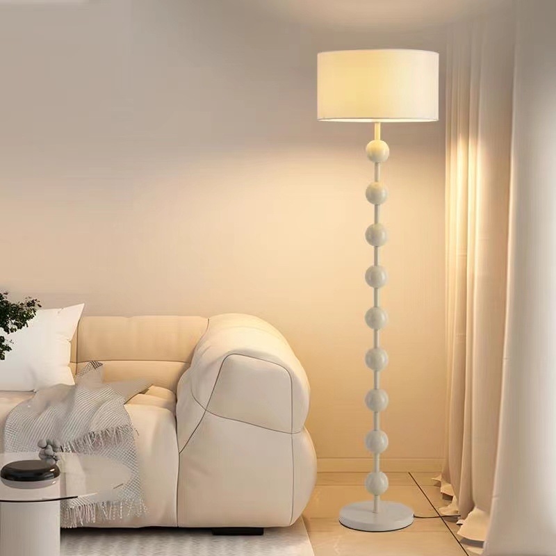 Podna lampa u francuskom luksuznom stilu s mid-century wabi-sabi estetikom za dnevni boravak i spavaću sobu