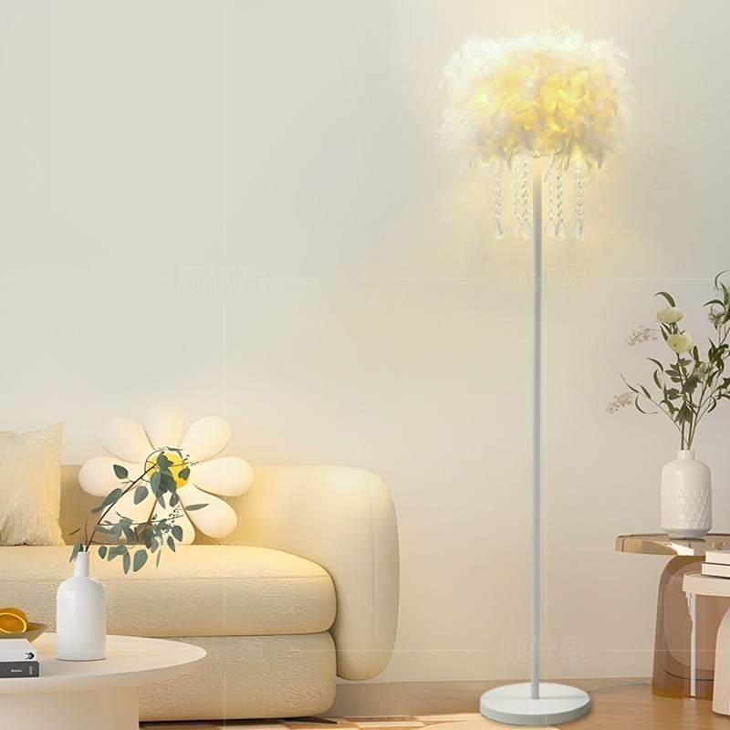 Podna lampa s perjem, francuskog stila, sjenilo od perja i kristalne niti, za dnevni boravak