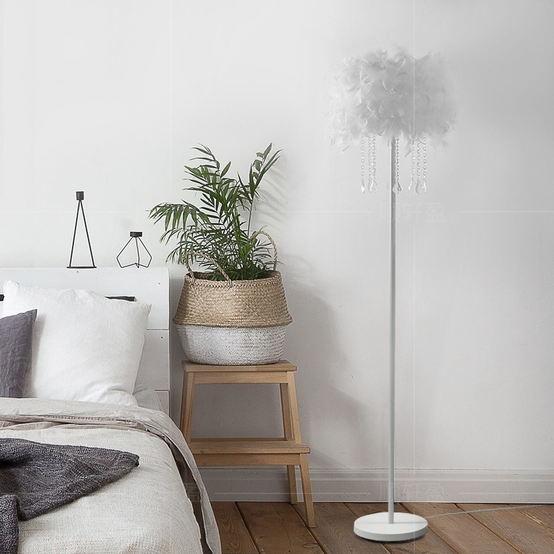 Podna lampa s perjem, francuskog stila, sjenilo od perja i kristalne niti, za dnevni boravak