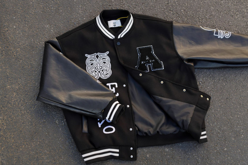 Muška baseball jakna s američkim natpisom i blokom boja, labav kroj, streetwear, proljeće–jesen 2025