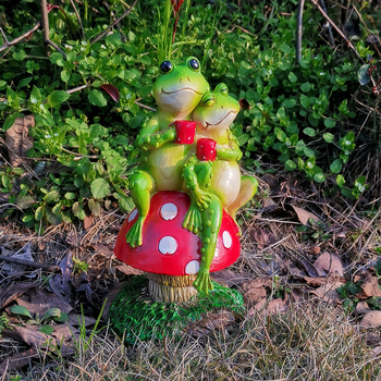 Par žaba koji sjedi na gljivi u vrtu, skulptura od smole, dekorativni ukras za dvorište, mini pejzažna skulptura