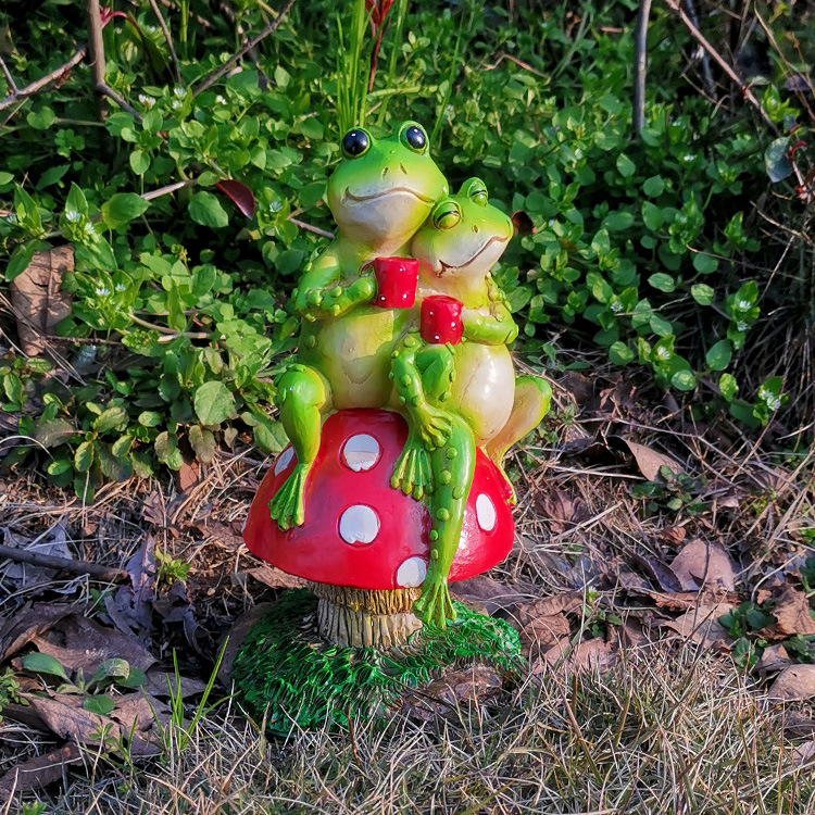 Par žaba koji sjedi na gljivi u vrtu, skulptura od smole, dekorativni ukras za dvorište, mini pejzažna skulptura