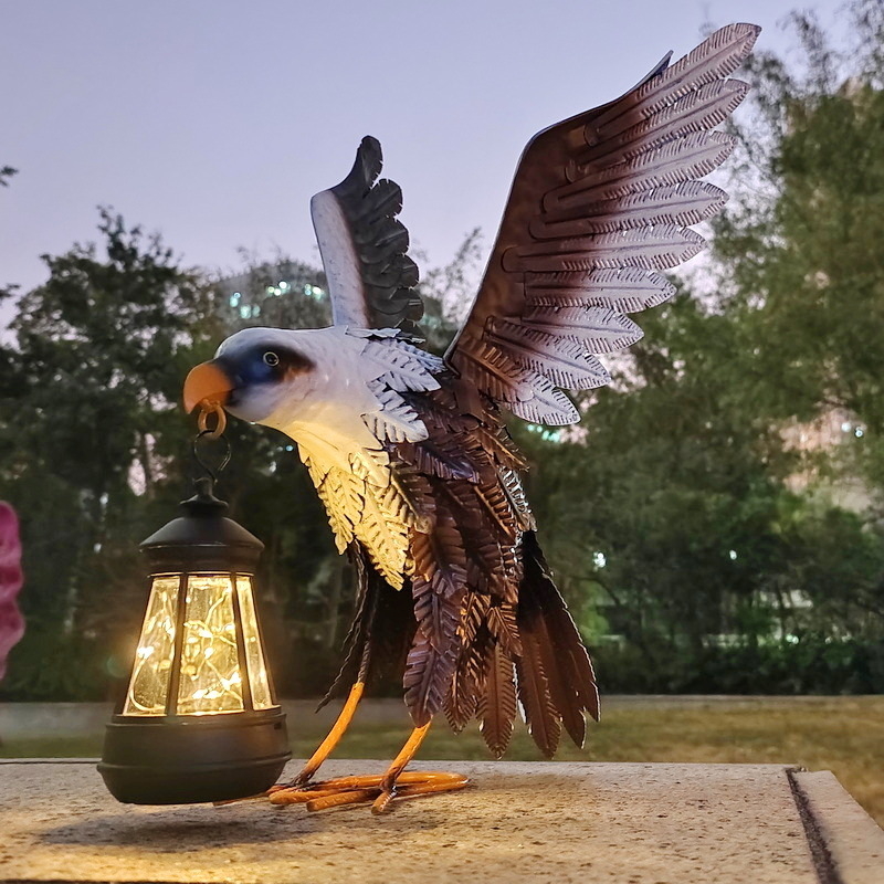 Vrtna metalna skulptura sa solarnom lampom – orao s raširenim krilima