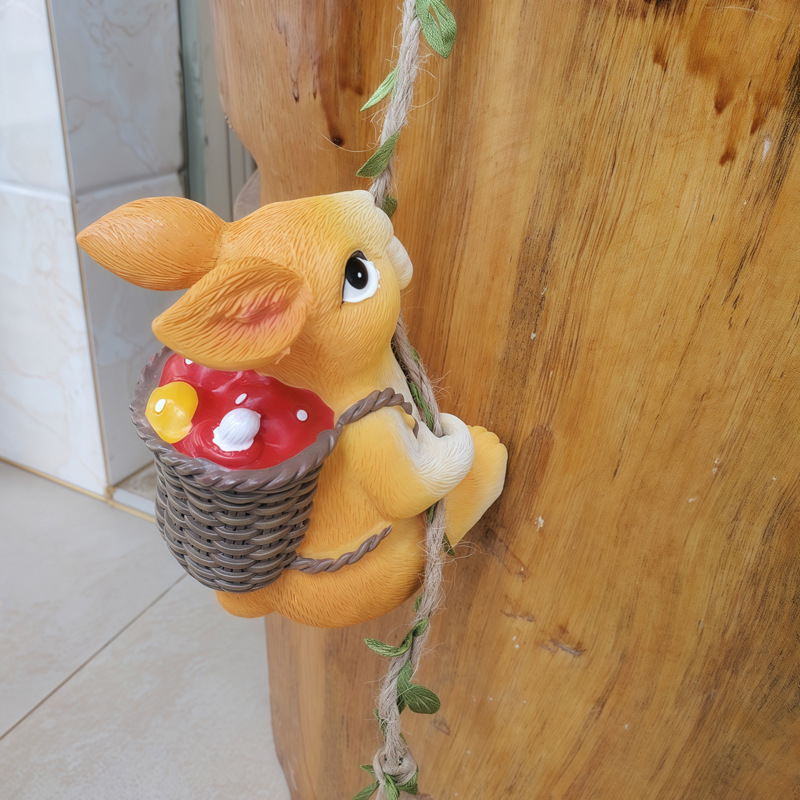 Slatki penjački zeko – figurica od smole za dom, vrt i balkon