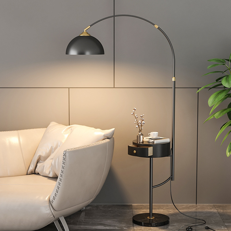 Podna lampa nordijskog stila za dnevni boravak i spavaću sobu uz mramorni stol za kavu