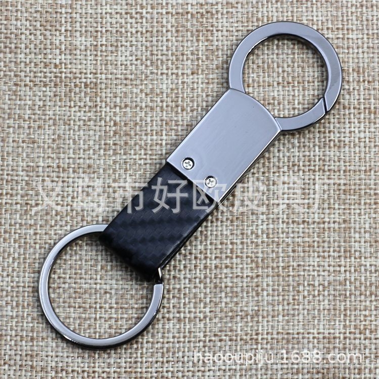 Kožni privjesak za auto s karbonskim vlaknom i metalnim detaljima u gunmetal boji