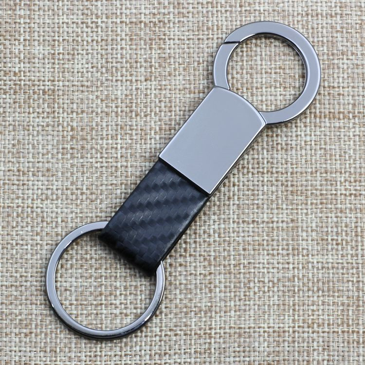 Kožni privjesak za auto s karbonskim vlaknom i metalnim detaljima u gunmetal boji