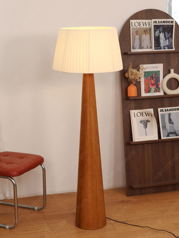 Podna lampa od masivnog drveta, u francuskom vintage stilu, za dnevni boravak uz kauč - dekorativna kremasta svjetiljka za ugodnu atmosferu