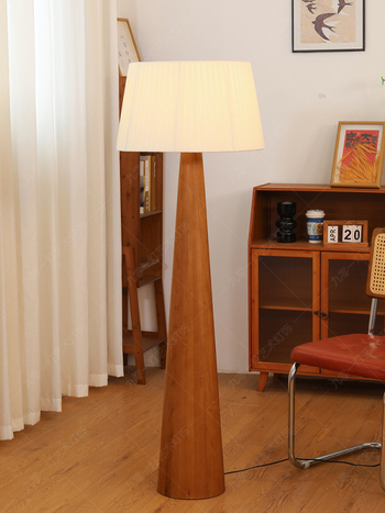 Podna lampa od masivnog drveta, u francuskom vintage stilu, za dnevni boravak uz kauč - dekorativna kremasta svjetiljka za ugodnu atmosferu