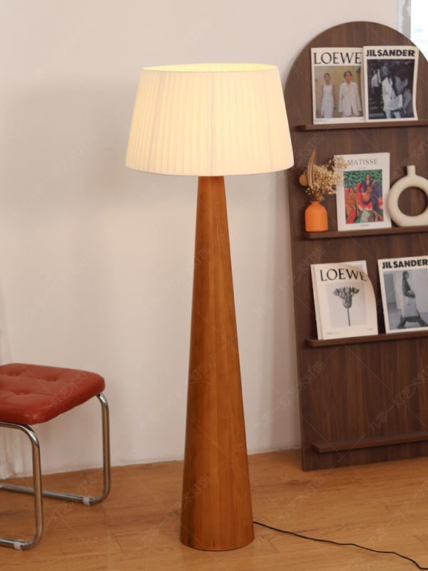 Podna lampa od masivnog drveta, u francuskom vintage stilu, za dnevni boravak uz kauč - dekorativna kremasta svjetiljka za ugodnu atmosferu