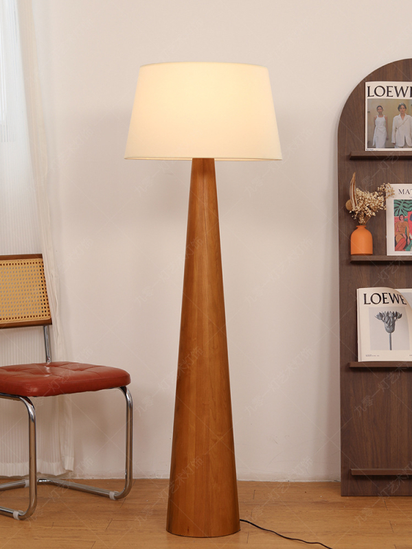 Podna lampa od masivnog drveta, u francuskom vintage stilu, za dnevni boravak uz kauč - dekorativna kremasta svjetiljka za ugodnu atmosferu