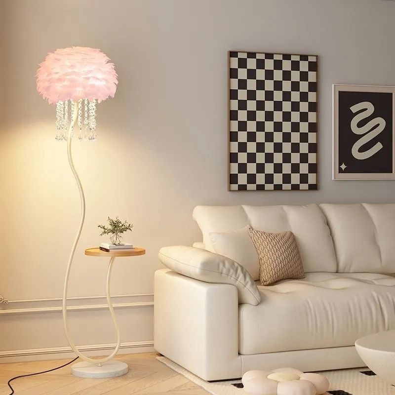 Podna lampa s kremastim perjem, noćnim ormarićem i integriranim dnevnim stolom, ambijentalna lampa za spavaću sobu