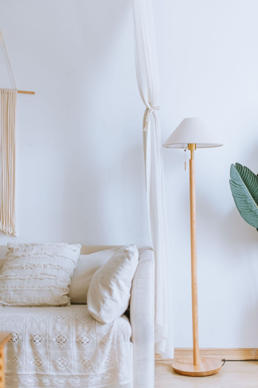 Japanskog stila podna lampa od masivnog drveta s platnenim sjenilom