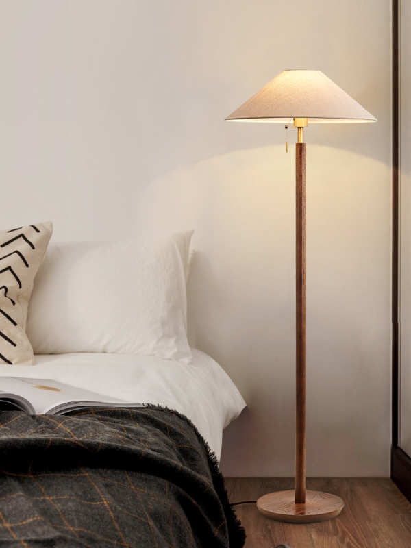 Japanskog stila podna lampa od masivnog drveta s platnenim sjenilom