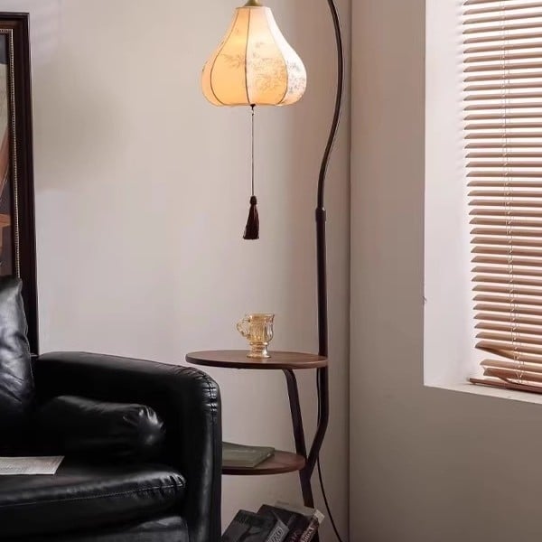 Podna lampa u srednjovjekovnom stilu s integriranim bočnim stolom za dnevnu sobu