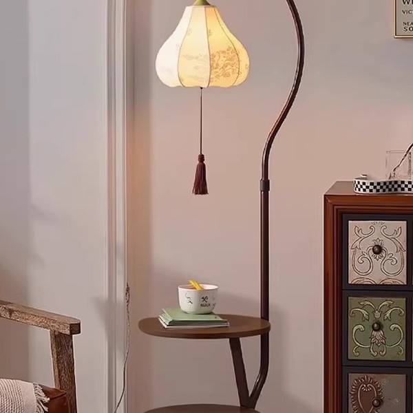 Podna lampa u srednjovjekovnom stilu s integriranim bočnim stolom za dnevnu sobu