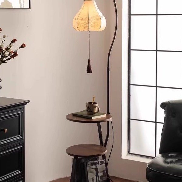 Podna lampa u srednjovjekovnom stilu s integriranim bočnim stolom za dnevnu sobu