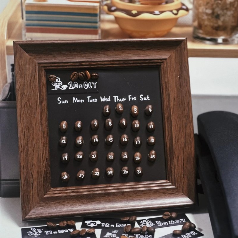 DIY magnetski vječni kalendar sa zrnima kave za dekoraciju