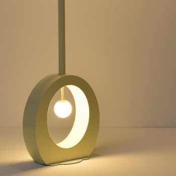 Podna lampa s motivom violine, skandinavski dizajn, kreativni minimalistički dekor za dječju sobu