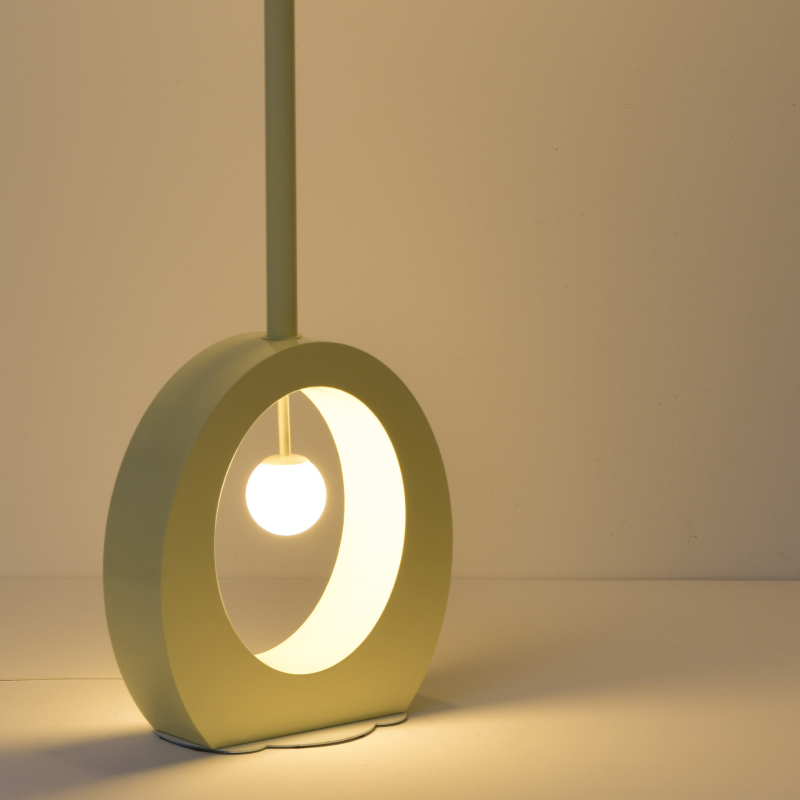 Podna lampa s motivom violine, skandinavski dizajn, kreativni minimalistički dekor za dječju sobu