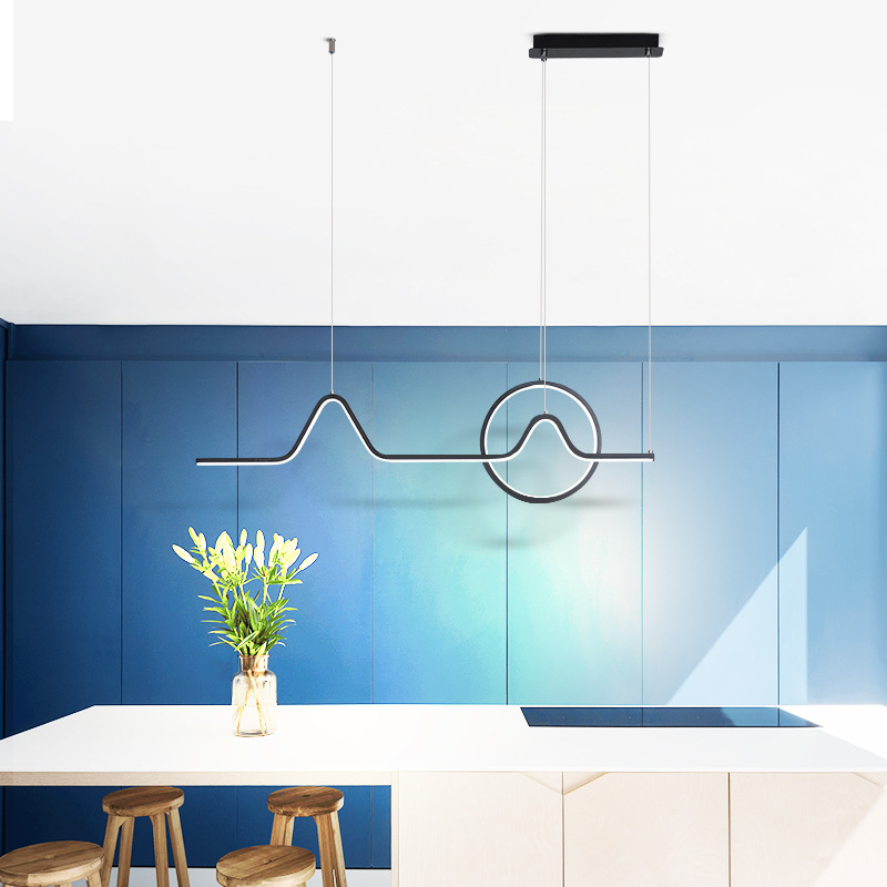 Moderna jednosna luster od kovovanog željeza s LED osvjetljenjem, tijelo od aluminijske zlitine, prilagodljiva visina do 1,2 m, idealna za modne izloge u maloprodaji.