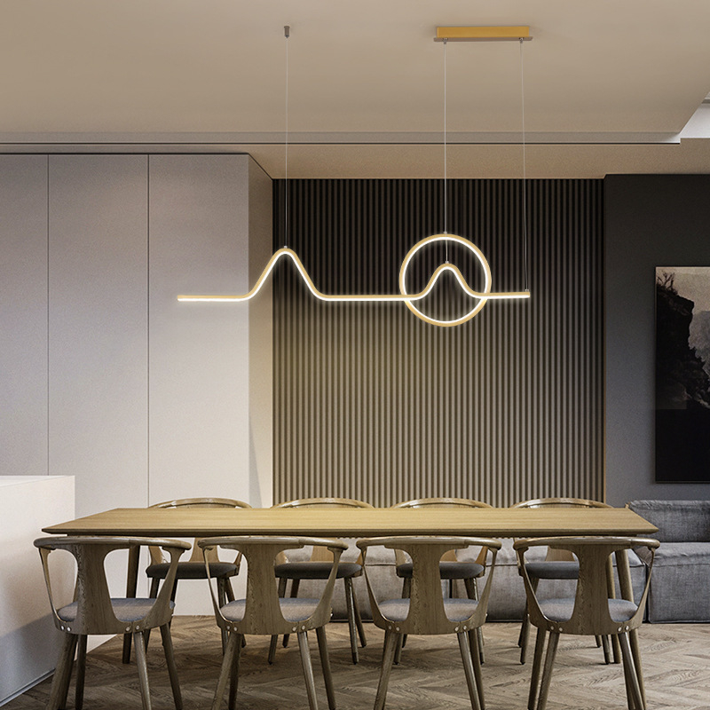 Moderna jednosna luster od kovovanog željeza s LED osvjetljenjem, tijelo od aluminijske zlitine, prilagodljiva visina do 1,2 m, idealna za modne izloge u maloprodaji.