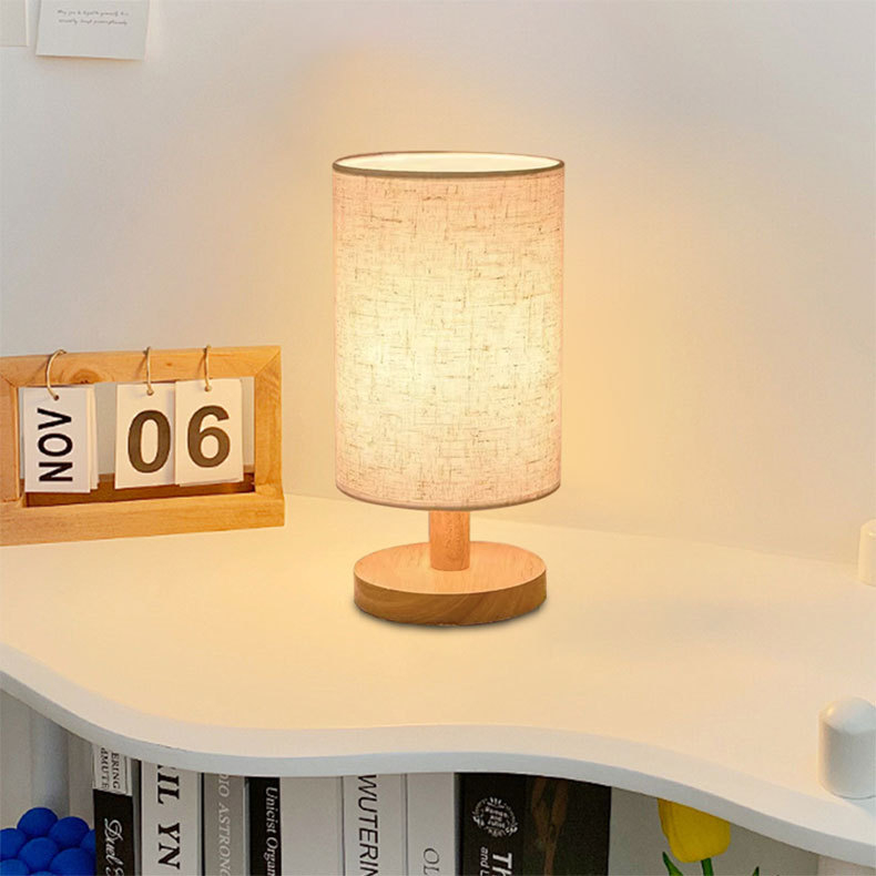 USB napájaná stolová lampa z masívneho dreva s textilným poťahom, vhodná do spálne, na nočný stolík, študovňu a internát; prispôsobiteľná LED nočná lampa