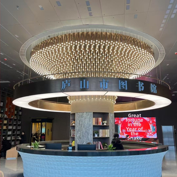 Vlastný osvetľovací projekt pre hotelové foyer - železný luster s LED, moderný minimalistický štýl, vhodný pre banketovú sálu a knižnicu