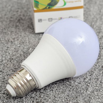 LED žarulja s E27 navojem, aluminijsko kućište prekriveno plastikom, unutarnje osvjetljenje restorana
