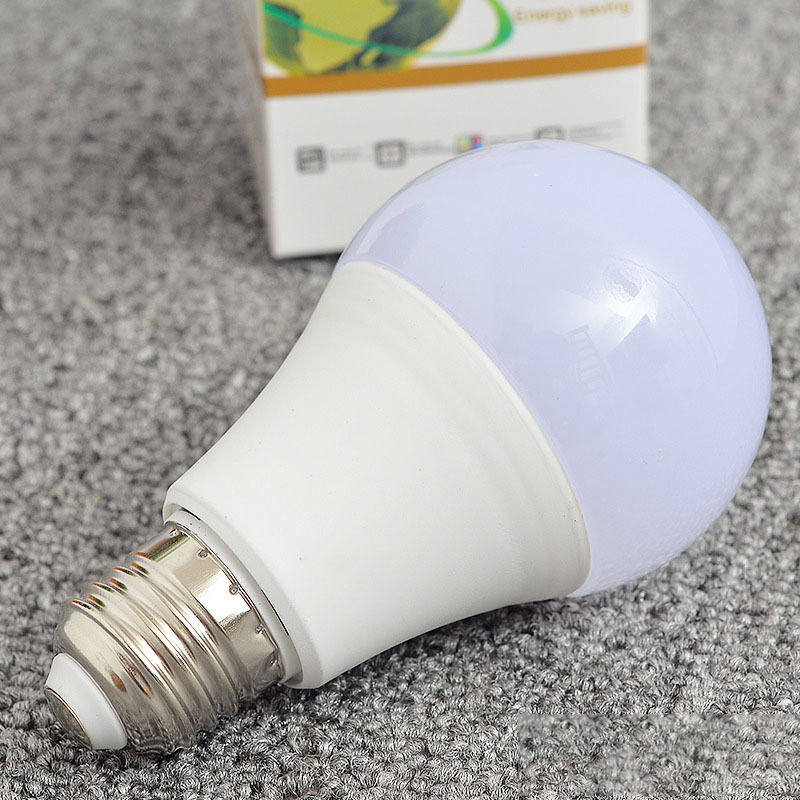 LED žarulja s E27 navojem, aluminijsko kućište prekriveno plastikom, unutarnje osvjetljenje restorana