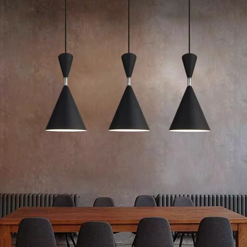 Priemyselný štýl čierny železný luster, retro minimalistický dizajn, dekor pre obývaciu izbu, bar, reštauráciu alebo hotel