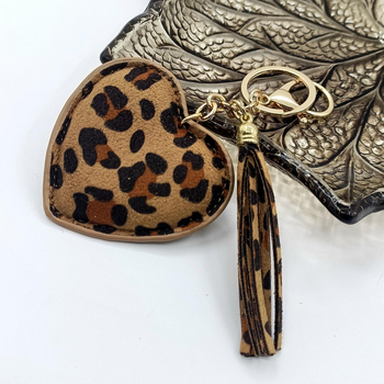 Privjesak za torbu od umjetne kože s leopard uzorkom, srcolik resica i ključni krug.