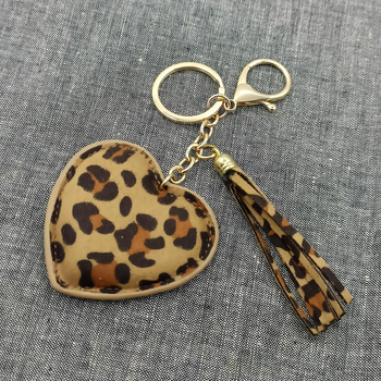 Privjesak za torbu od umjetne kože s leopard uzorkom, srcolik resica i ključni krug.