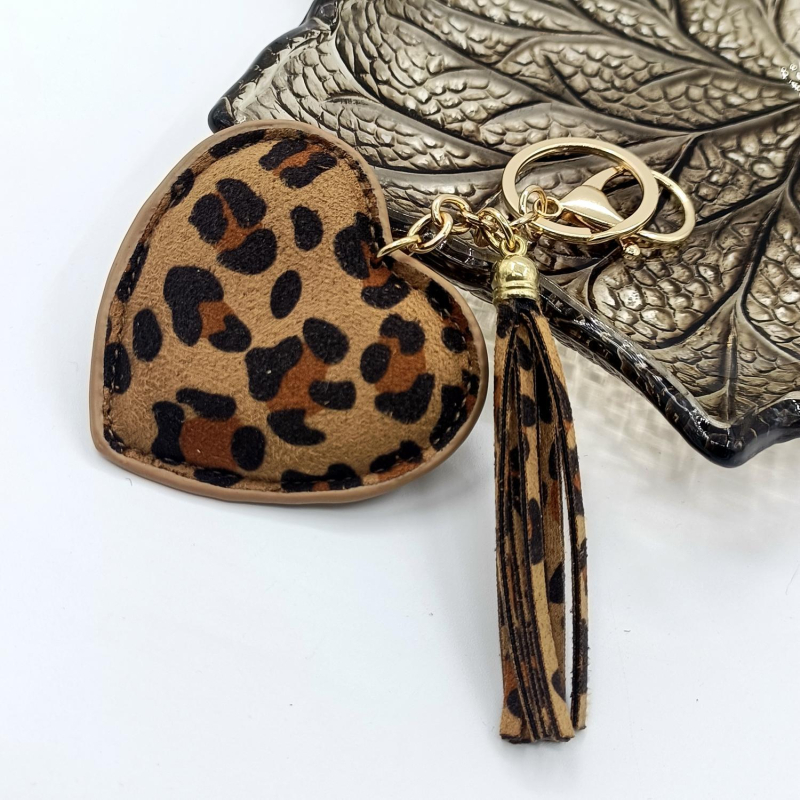 Privjesak za torbu od umjetne kože s leopard uzorkom, srcolik resica i ključni krug.