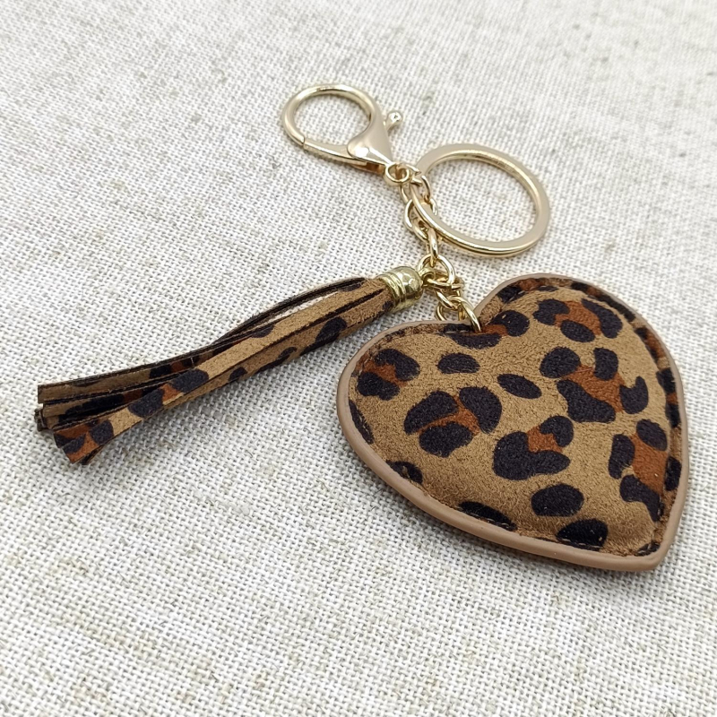 Privjesak za torbu od umjetne kože s leopard uzorkom, srcolik resica i ključni krug.