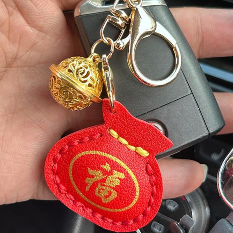 DIY ručno izrađen kožni privjesak za ključeve s talismanom – moderan ukrasni poklon za dečka povodom Valentinova